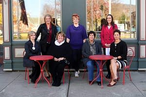 Startsidan / Nyheter / USA-valet 2016 2016-11-17 Därför röstade Cassie, 44, på Trump: ”Så trött på politisk korrekthet” DENISE PERKINS, KAREN C CAHILLY, CHERYL FREEMAN, BONNIE FRANKLIN, SHARON FRITZGERALD, ASKLEY GLADHILL, CASSIE MOREY. Foto Urban Andersson DENISE PERKINS, KAREN C CAHILLY, CHERYL FREEMAN, BONNIE FRANKLIN, SHARON FRITZGERALD, ASKLEY GLADHILL, CASSIE MOREY. Foto Urban Andersson usa-kadis_urban9090